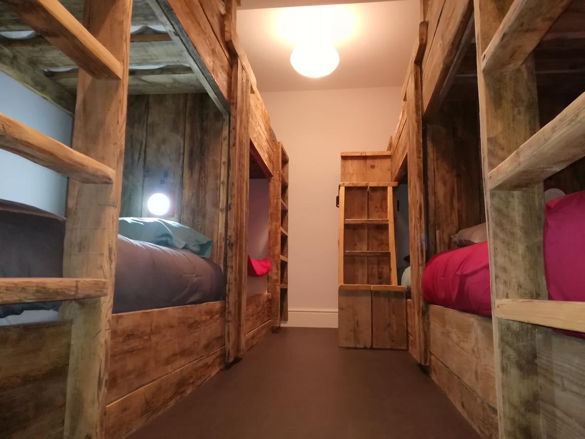 Хостел Ty Glyndwr Bunkhouse, Bar And Cafe Карнарвон Экстерьер фото