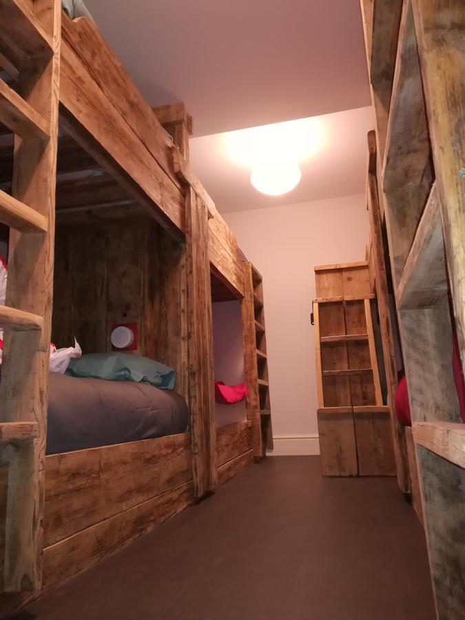 Хостел Ty Glyndwr Bunkhouse, Bar And Cafe Карнарвон Экстерьер фото