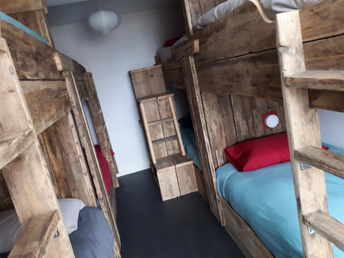 Хостел Ty Glyndwr Bunkhouse, Bar And Cafe Карнарвон Экстерьер фото