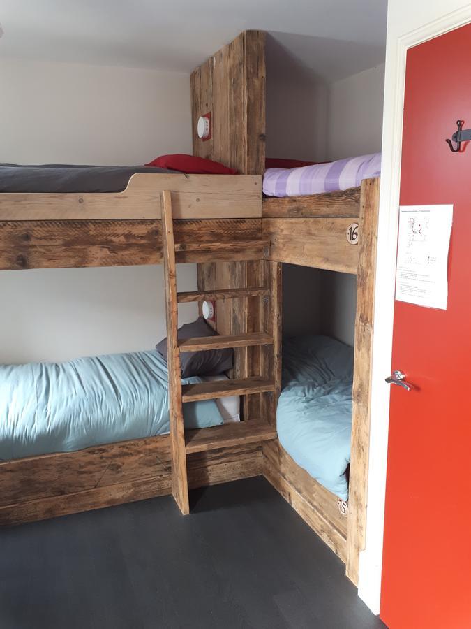 Хостел Ty Glyndwr Bunkhouse, Bar And Cafe Карнарвон Экстерьер фото