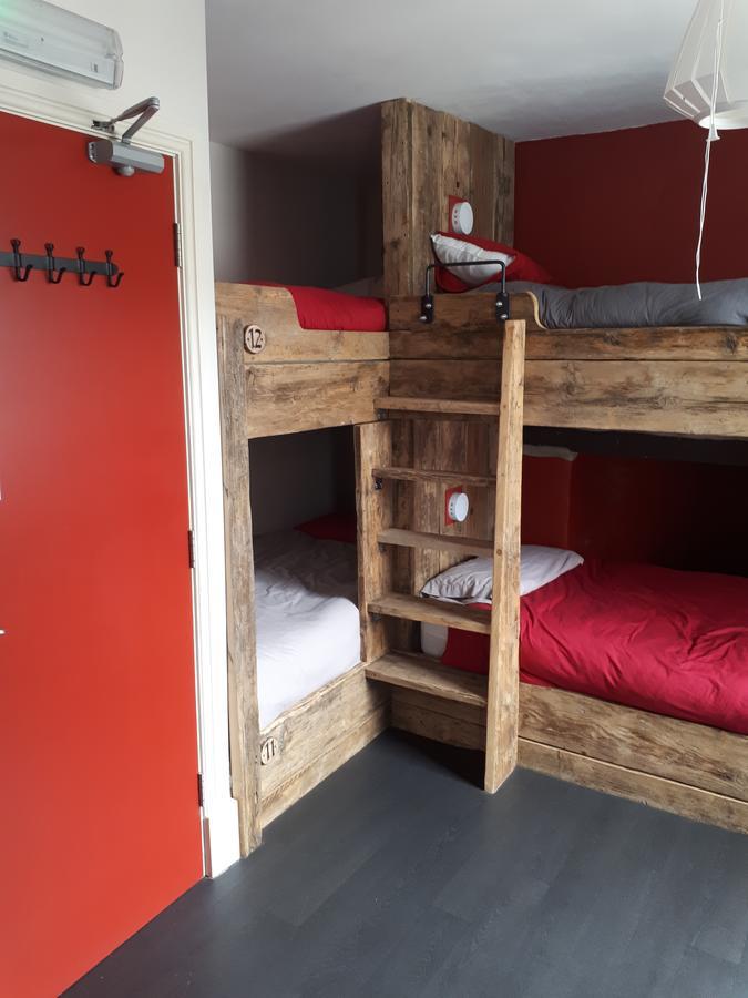 Хостел Ty Glyndwr Bunkhouse, Bar And Cafe Карнарвон Экстерьер фото